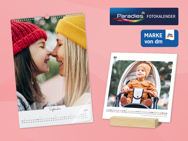 Wandkalender mit Foto von Mutter und Tochter. Daneben ein Tischkalender im Holzfuß mit Foto von Baby im Kinderwagen.