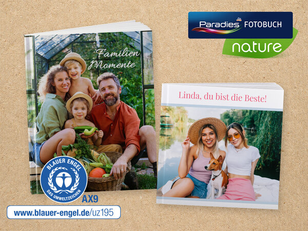 Zwei Fotobücher mit dem Blauer Engel Siegel stehen nebeneinander. Auf den Covern sind Naturbilder abgebildet.