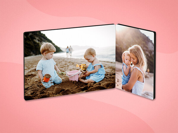 Fotoaufsteller aus zwei Elementen, die angewinkelt verbunden sind. Eines der Elemente ist doppelt so breit wie das andere.