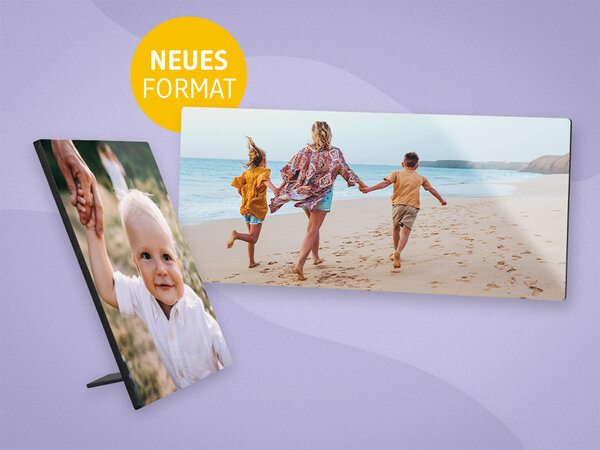 Ein Fotoaufsteller im Hochformat mit Bildern von einem Kleinkind und ein Fotoaufsteller im Panoramaformat.