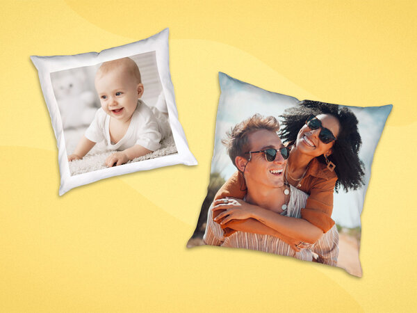 Ein Kissen mit dem Foto von einem Baby. Daneben ein Kissen mit Bild von einem Pärchen.
