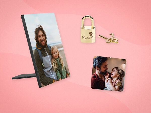 Kleines, goldenes Vorhängeschloss mit Gravur, Fotoaufsteller mit Bild von Vater und Tochter und ein quadratischer Fotomagnet.