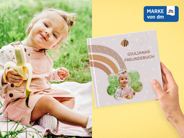 Ein Freundebuch im Regenbogendesign mit persönlichem Namen und Foto. Daneben ein Bild von einem Mädchen.