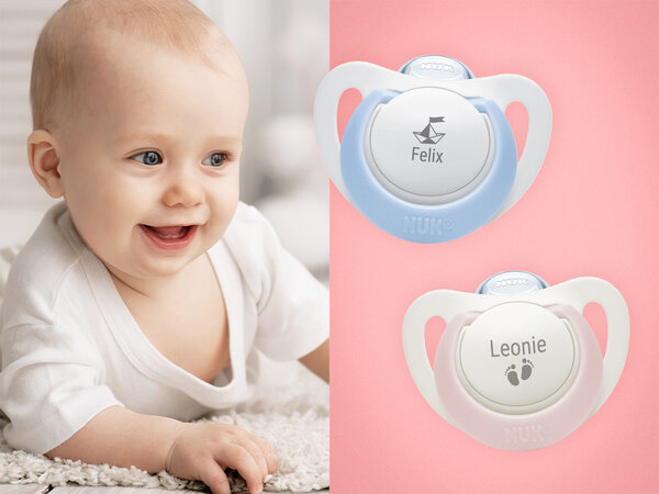 Zwei weiße Schnuller mit rosa oder blauem Farbakzent und Gravur mit persönlichem Text und Emoji. Daneben Bild von einem Baby.
