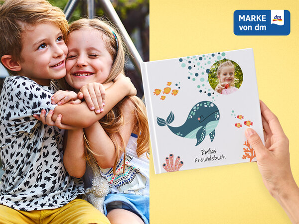 Ein Freundebuch im Unterwasser-Design mit persönlichem Namen und Foto. Daneben ein Bild von zwei Kindern.