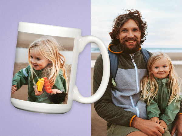 Eine weiße XXL Tasse mit individuellem Foto. Daneben ein Bild von einem Kind mit Vater am Strand.