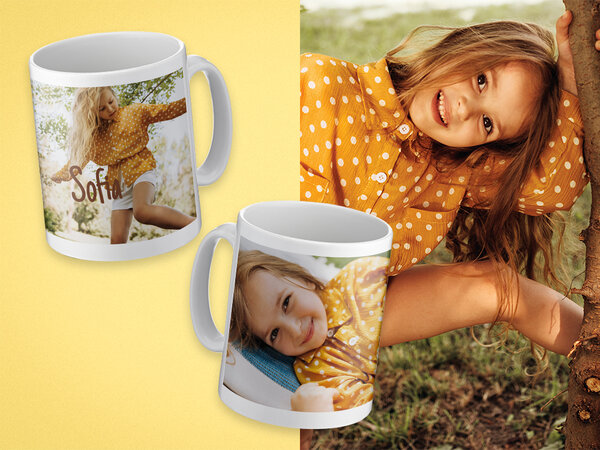 Zwei weiße Tassen mit persönlichem Foto und Text. Daneben ein Bild von einem Kind.