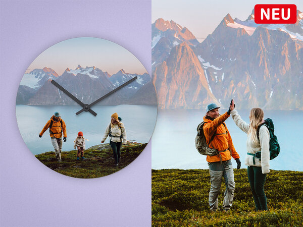Wanduhr aus Hartfaser mit Bild einer Familie vor Bergpanorama.