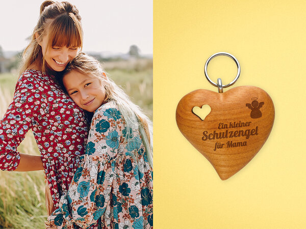 Herzförmiger Holzanhänger mit ausgestanztem Herz und persönlicher Gravur. Daneben Bild von Mutter und Tochter.