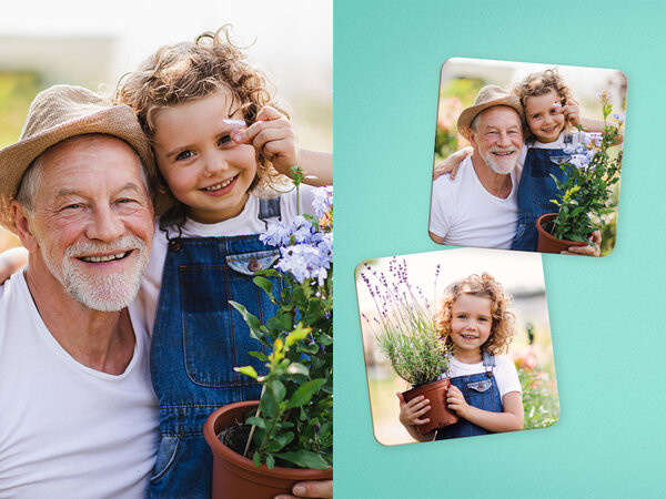 Zwei quadratische Magnetsticker mit dem Foto von einem Mädchen und ihrem Opa. Daneben das Bild der beiden.