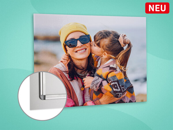 HD Metal Print mit Bild von Mama und ihrer Tochter. Daneben Detailansicht der Rückseite des HD Metal Print.