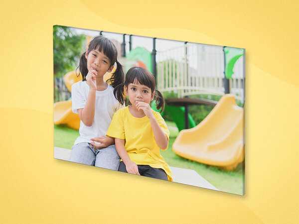 Leinwand mir Bild von zwei Mädchen auf dem Spielplatz. 