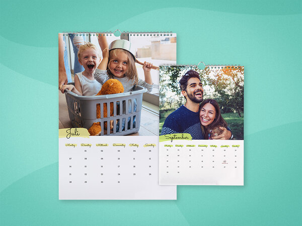 Wandterminkalender in zwei Größen mit Spiralbindung, Design mit Farbakzenten und Fotos von Kindern und einem Paar.