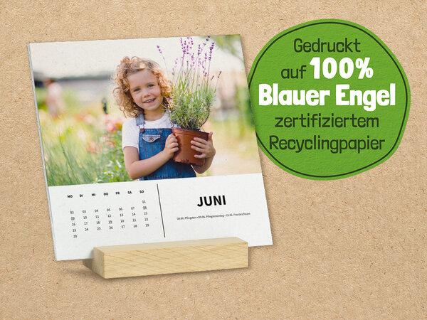 Quadratische Kalenderblätter stehen frei in einem Holzstandfuß, Kalender hat weißes Design, mit Foto von Mädchen mit Pflanze.