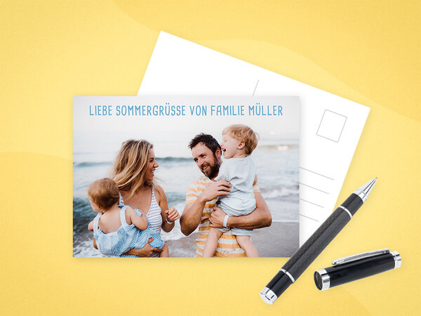 Postkarte mit einem Urlaubsbild einer Familie. 